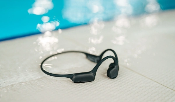 Cleaning and drying swim headphones after a session